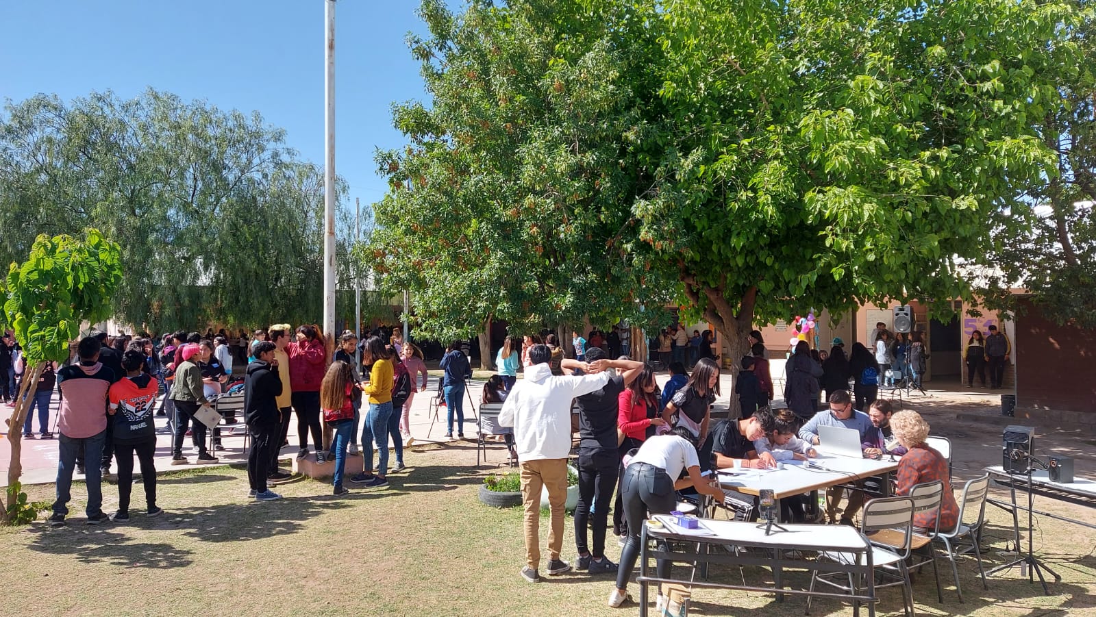 «ESCUELA ABIERTA». VISITA A LAS ESCUELAS PROF. DOMÍNGUEZ Y JORGE M. BERGOGLIO