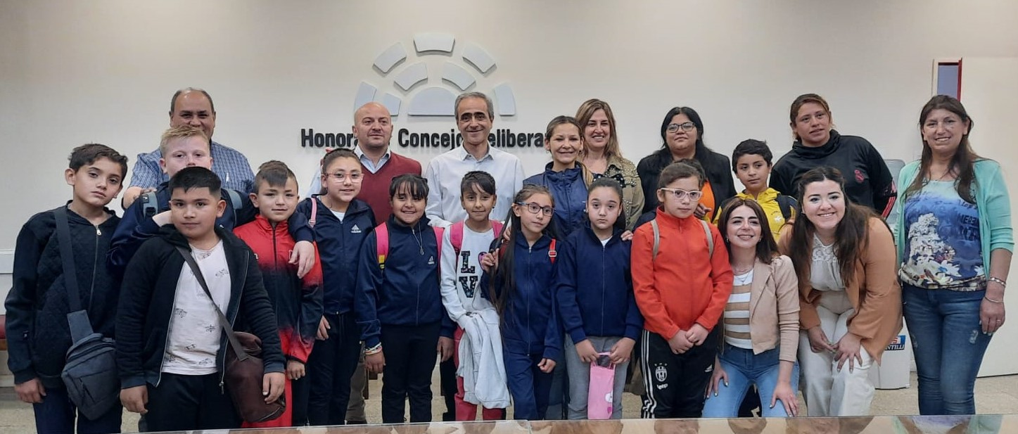 VISITA DE ALUMNOS DE LA ESCUELA REZZOAGLI