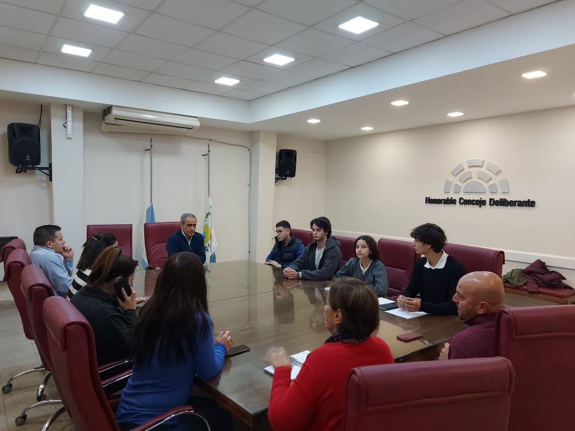 VISITARON EL CONCEJO ALUMNOS DE LA ESCUELA ING. ARBOIT