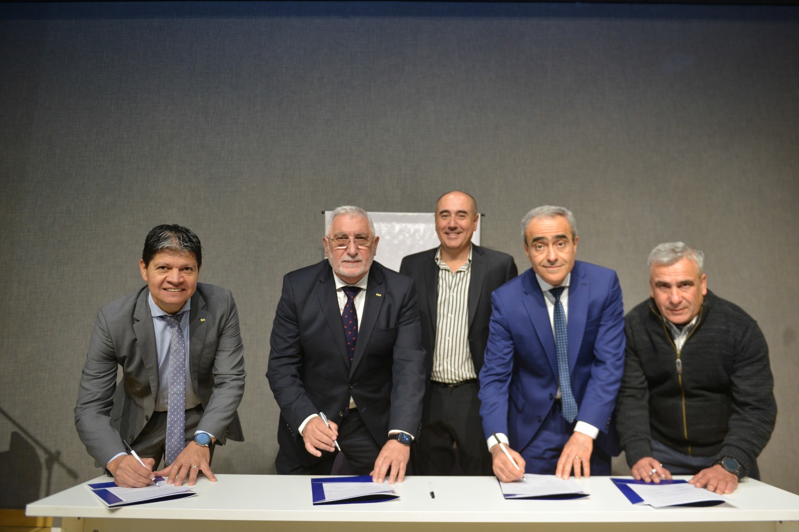 FIRMA DE CONVENIO PARA DESARROLLO DE CENTRO COMERCIAL ABIERTO