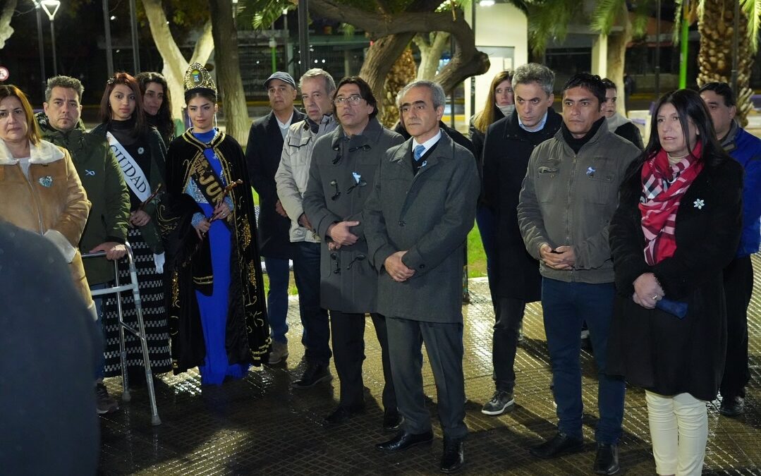 25 DE MAYO, NUESTRA BANDERA ARGENTINA FLAMEA EN LA PLAZA ALBERDI