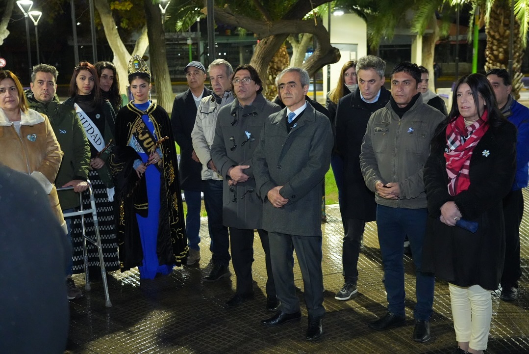 25 DE MAYO, NUESTRA BANDERA ARGENTINA FLAMEA EN LA PLAZA ALBERDI