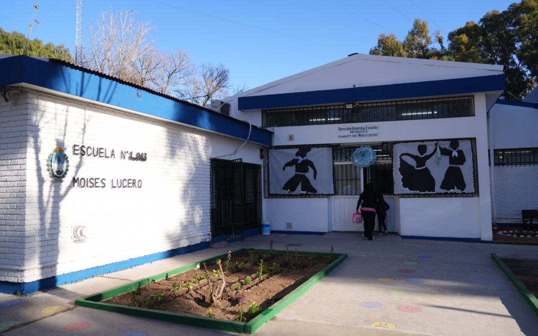 ACTO DEL DÍA DE LA INDEPENDENCIA EN LA ESCUELA MOISÉS LUCERO
