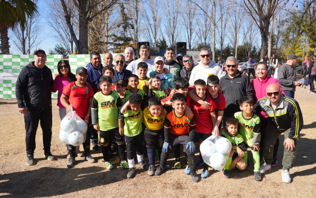 ENTREGA DE MATERIAL DEPORTIVO A ESCUELAS DE FÚTBOL INFANTIL