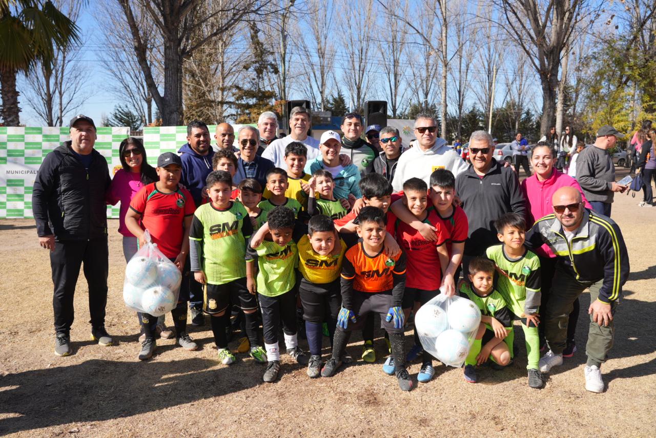 ENTREGA DE MATERIAL DEPORTIVO A ESCUELAS DE FÚTBOL INFANTIL