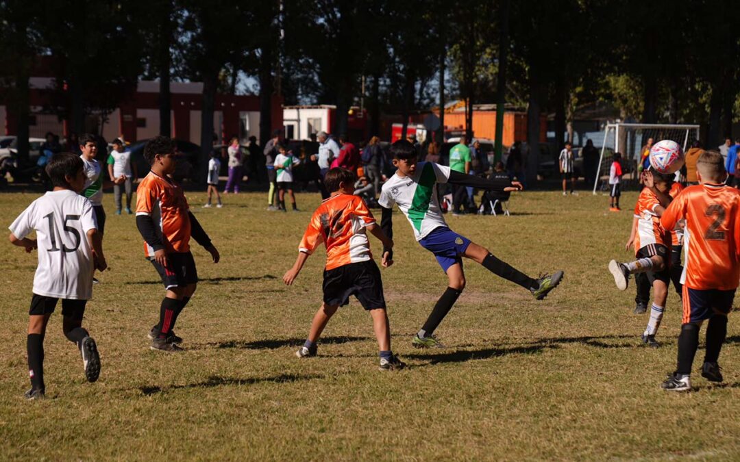 ENTREGA DE MATERIAL DEPORTIVO A ESCUELAS DE FÚTBOL INFANTIL