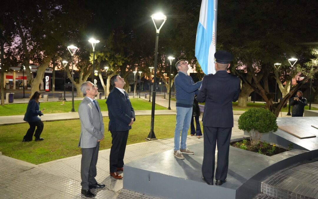 25 DE MAYO, IZAMIENTO DE NUESTRA BANDERA ARGENTINA EN LA PLAZA ALBERDI