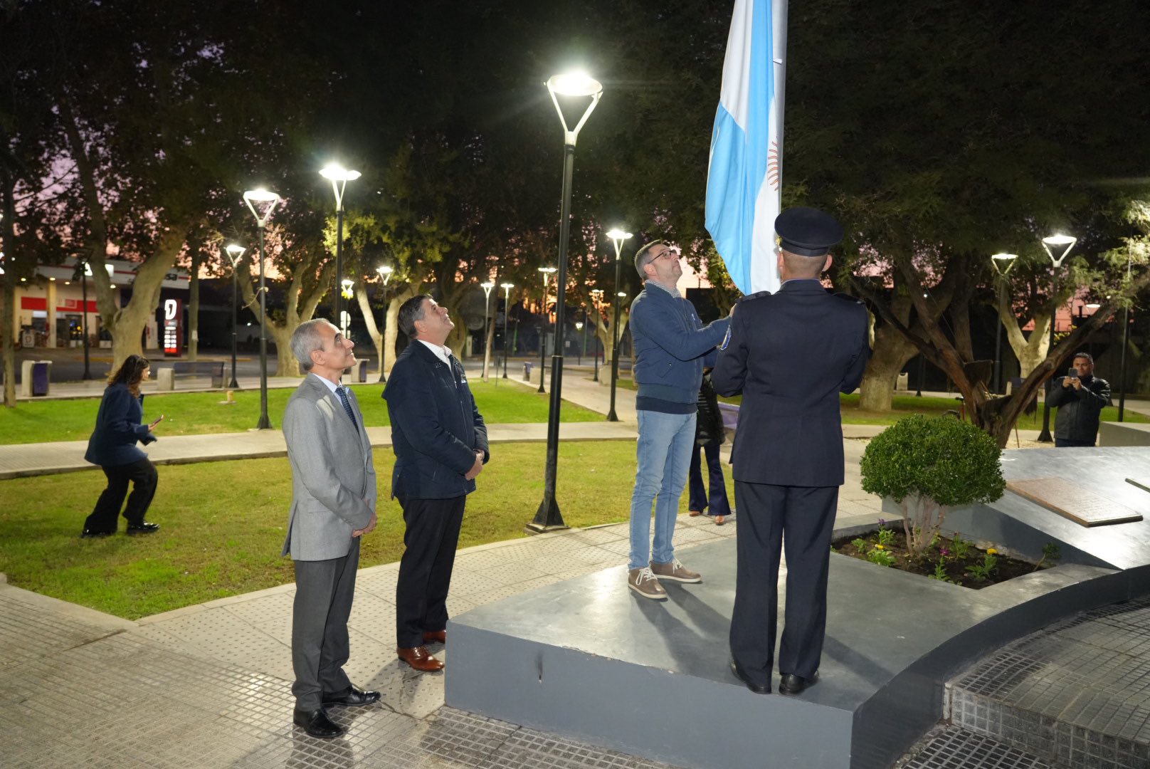 25 DE MAYO, IZAMIENTO DE NUESTRA BANDERA ARGENTINA EN LA PLAZA ALBERDI