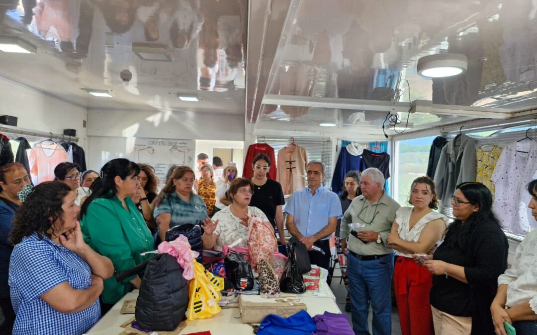 EXPOSICIÓN EN EL AULA TALLER MÓVIL TEXTIL