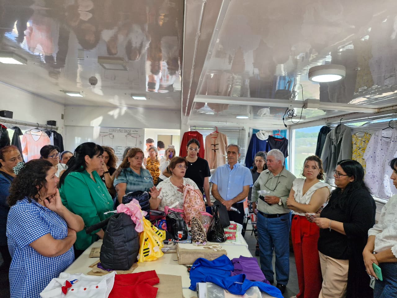 EXPOSICIÓN EN EL AULA TALLER MÓVIL TEXTIL