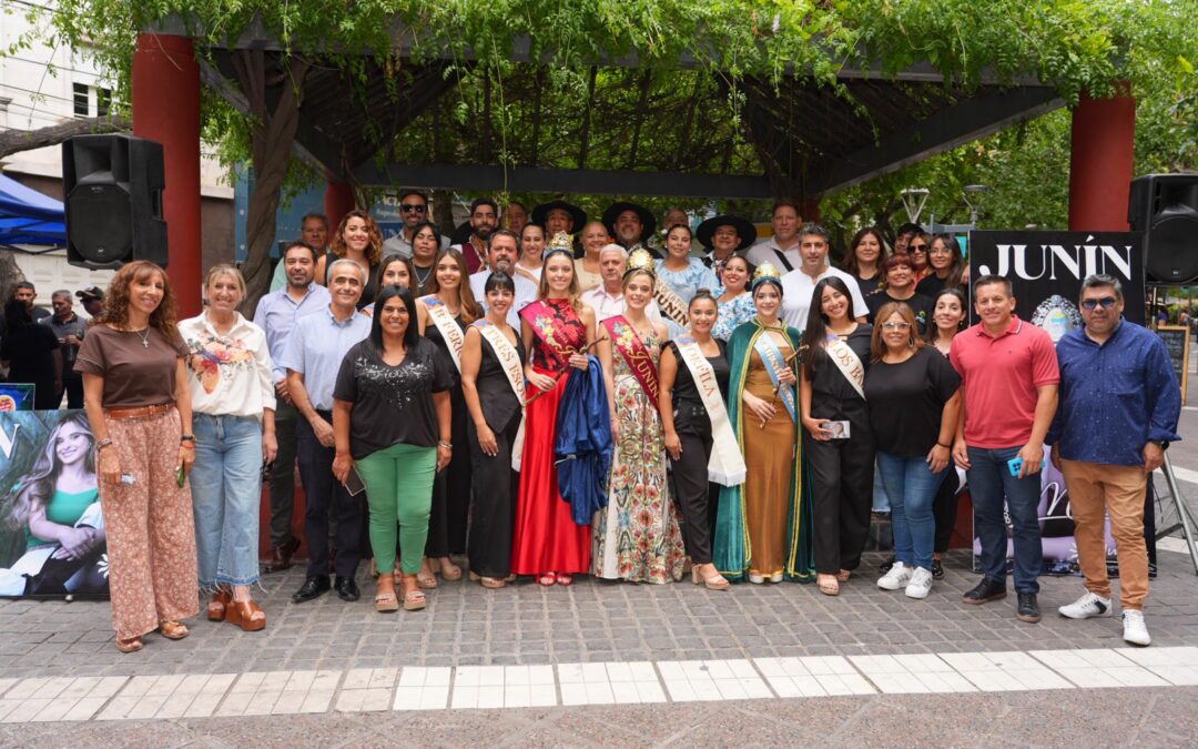 JUNÍN PROMOCIONÓ A SU REINA Y AL DEPARTAMENTO EN LA PEATONAL DE MENDOZA