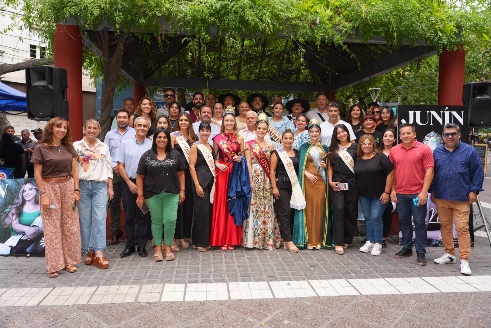 JUNÍN PROMOCIONÓ A SU REINA Y AL DEPARTAMENTO EN LA PEATONAL DE MENDOZA